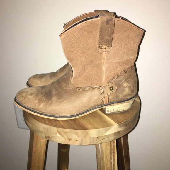 Boots - Picture 3 of 4